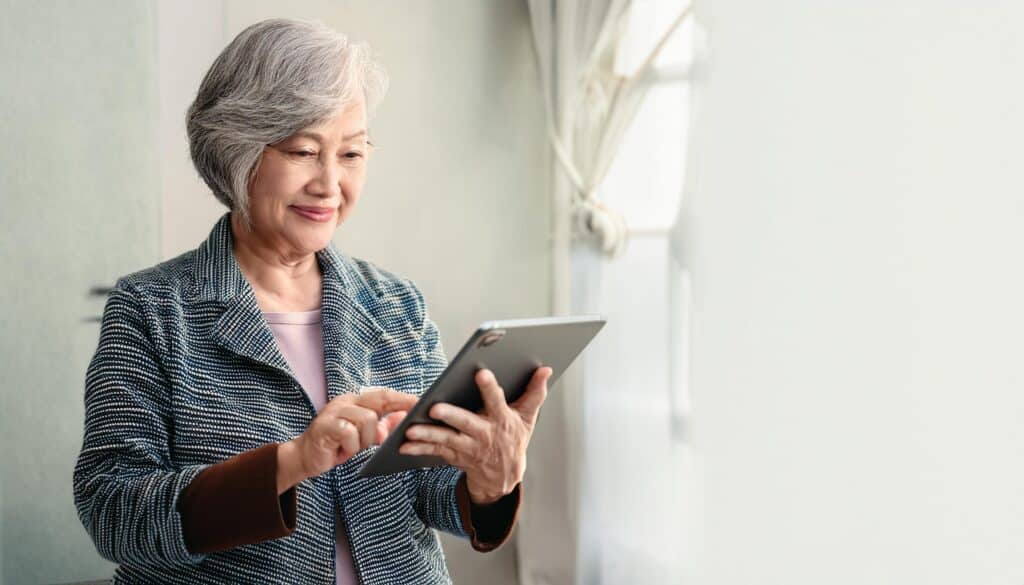 ผู้สูงอายุใช้มือถือและแท็บเล็ต