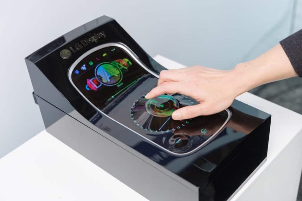 LG เปิดตัวจอที่เปลี่ยนรูปร่างได้อย่างอิสระ