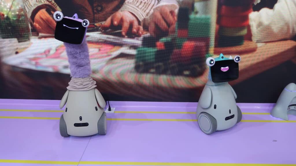 OlloBot หุ่นยนต์สัตว์เลี้ยงคอยาว