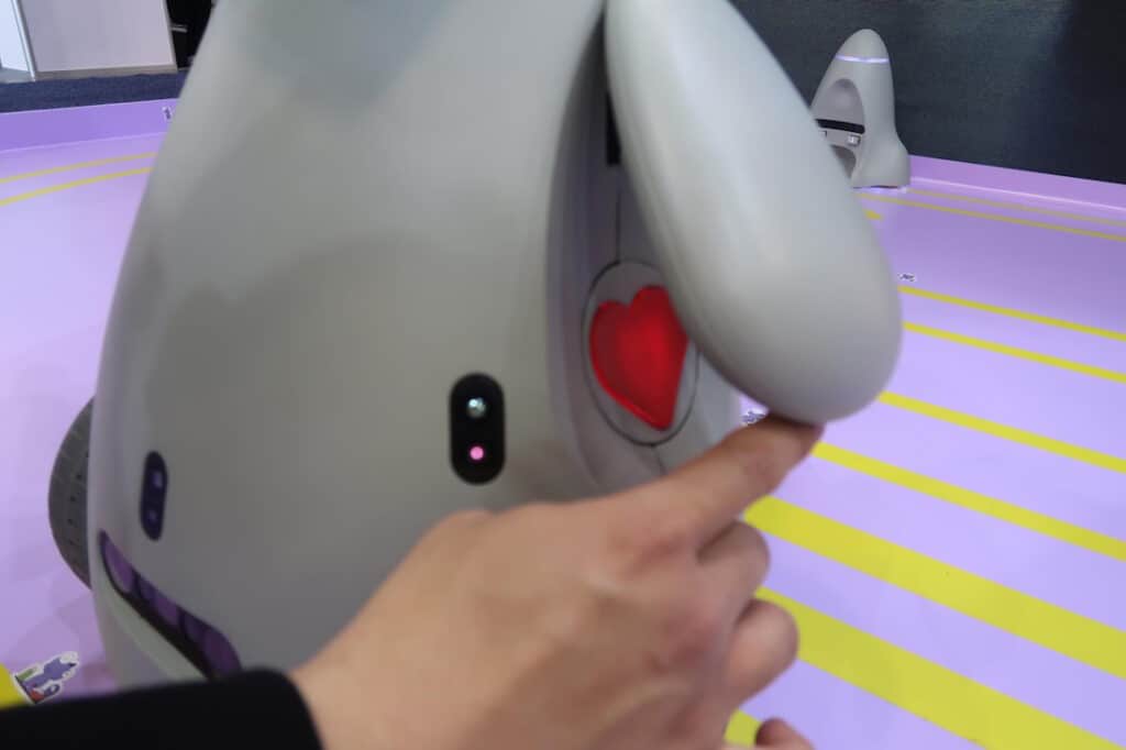 OlloBot หุ่นยนต์สัตว์เลี้ยงคอยาว
